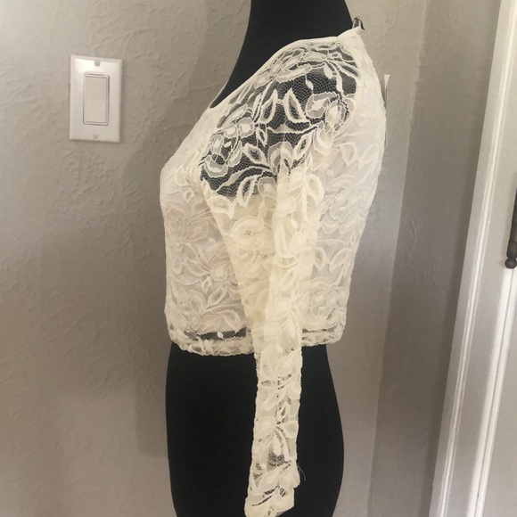 Ladies NWT Guess White Lace 3/4 sleeve Crop Top - Size Small - Picture 3 of 6